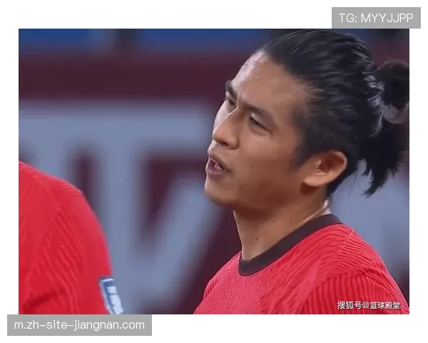 艾迪蹬踏张玉宁疑似点球未介入 对比泽卡踩踏直红判罚