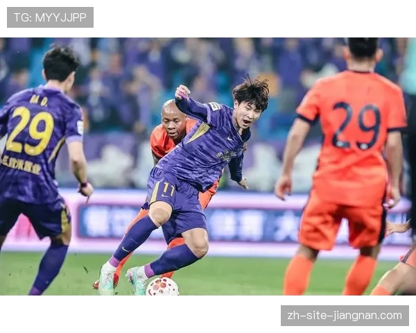 天津津门虎定位球防守漏洞 青岛海牛叶博亚头球绝平